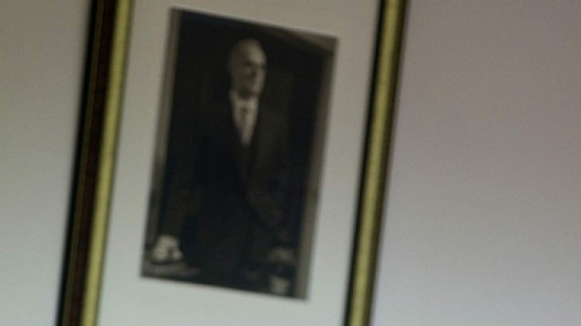 Ο Κυριάκος Μητσοτάκης σε φωτογραφία κάτω από πορτρέτο του Κ. Καραμανλή